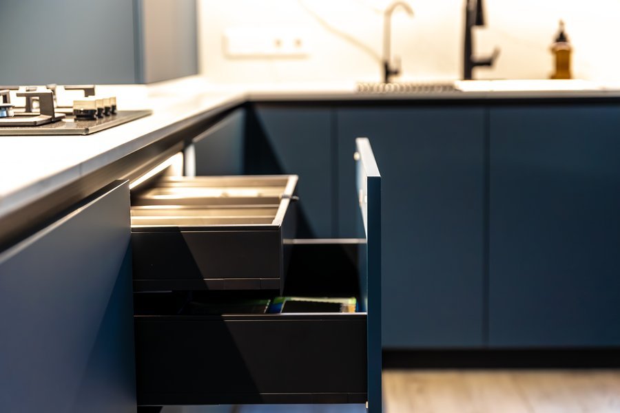 Detalhe de gaveta planejada com iluminação embutida em cozinha sob medida